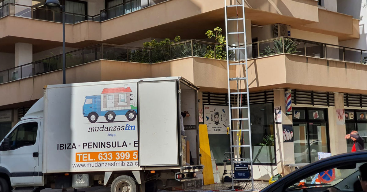 Mudanza interna en Ibiza con plataforma elevadora