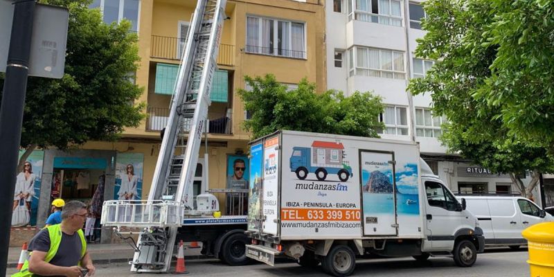 Mudanza en Ibiza con grúa elevadora - hasta 45 metros de altura