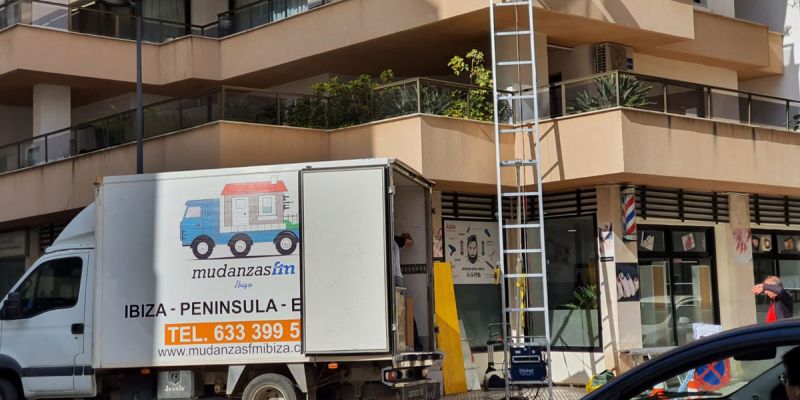 Mudanza interna en Ibiza con plataforma elevadora